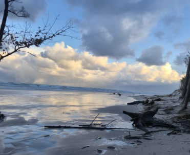 Zimowa plaża w Dębkach – Bałtyk pod śniegiem