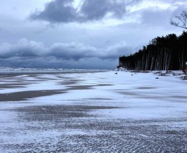 Śnieg na plaży Dębki – zimowy Bałtyk