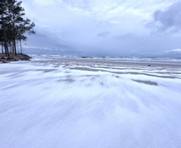 Dębki – śnieg, plaża i morze zimą