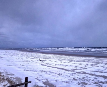 Dębki zimą – plaża i zimowe fale