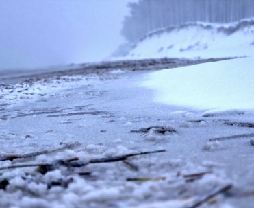 Dębki – śnieg, plaża i morze zimą
