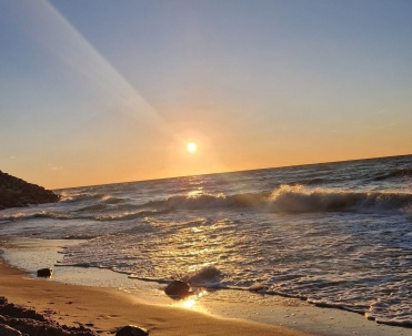 Zachód słońca na plaży w Karwi, złote światło nad Bałtykiem, fale i wakacyjny klimat nad morzem.