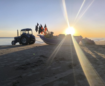 Słoneczny zachód nad plażą w Karwi, Bałtyk, piasek i letni klimat wakacji nad morzem.