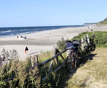 Wejście na plażę w Karwi, rower przy wydmach, nadmorska ścieżka i wakacyjny spacer nad Bałtykiem.