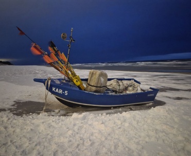 Łódź rybacka na plaży w Karwi po zmroku, morski klimat, piasek i wyjątkowy widok nad Bałtykiem.