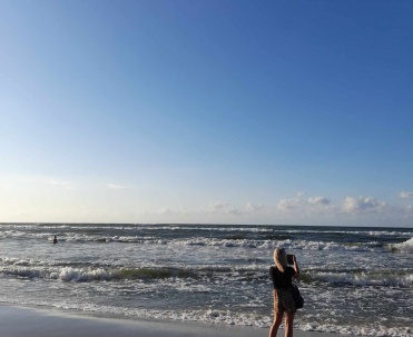 Spacer po plaży w Karwi, morska bryza, fale Bałtyku i letni wypoczynek nad polskim morzem.