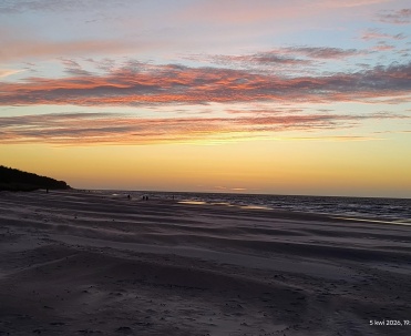 Pastelowy zachód słońca nad plażą w Karwi, spokojne morze i wakacyjny wieczór.