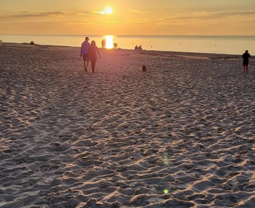 Zachód słońca na plaży w Karwi, letni wieczór, piasek i wypoczynek nad Bałtykiem.