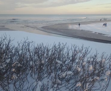Zimowa plaża w Karwi, spokojny Bałtyk, wydmy i spacer nad morzem poza sezonem.