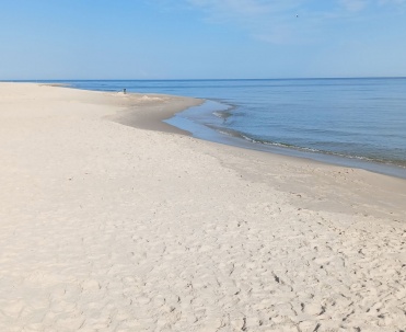 Szeroka, piaszczysta plaża w Karwi, spokojne morze i idealne miejsce na wakacje nad Bałtykiem.