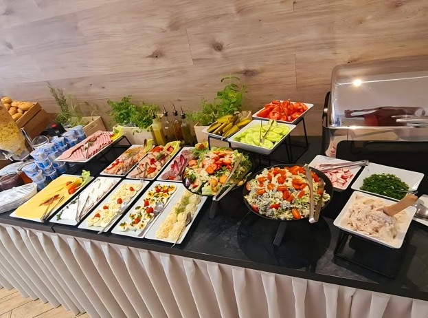  Śniadania i obiado-kolacje w Moderna Jastrzębia Góra 