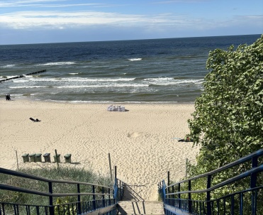 Czerwcowy słoneczny dzień na plaży w Rewalu