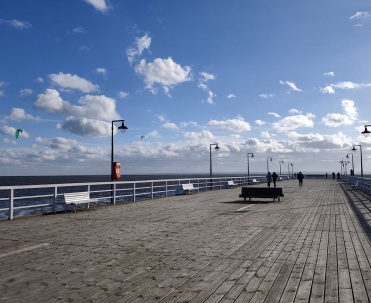 molo  z latarniami nad wodą
