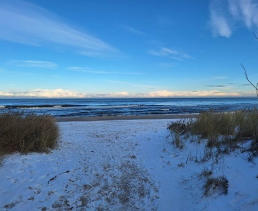 Plaża w Jastarni poza sezonem – zimowy spacer nad Bałtykiem
