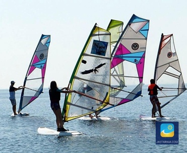 Windsurfing w większej grupie.