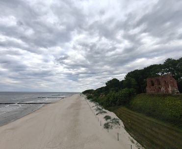 Tam, gdzie Bałtyk całuje historię - plaża w Trzęsaczu
