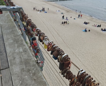 Piękna plaża z łodziami rybackimi przy brzegu w Rewalu z wiszącymi kłódkami