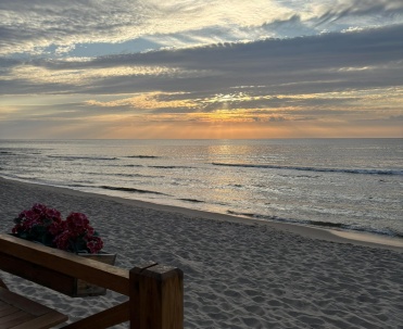 WIdok na plażę w Pustkowie z Pasadera Beach Bar