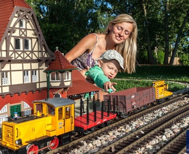 Park Miniatur i Kolejek w Dziwnowie - 21 km od Rewala. 