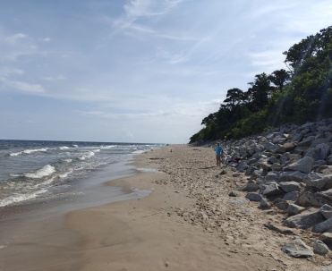 Plaża w Rewalu z kamienistym wybrzeżem.