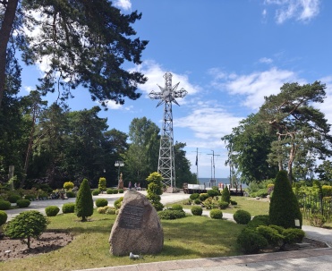 Ogród z pomnikiem i widokiem na morze - Pustkowo